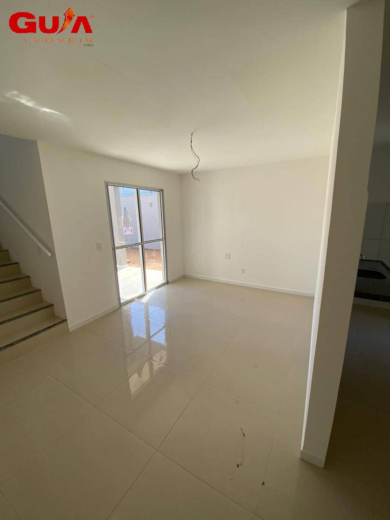 Casa à venda com 3 quartos, 100m² - Foto 4