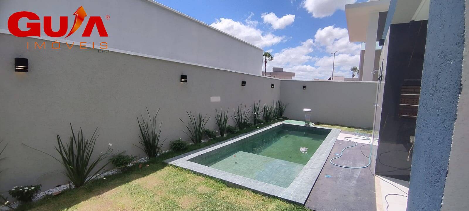 Casa de Condomínio à venda com 4 quartos, 220m² - Foto 2