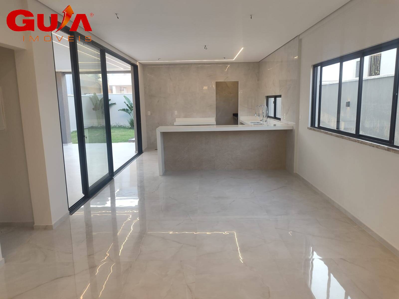 Casa de Condomínio à venda com 4 quartos, 273m² - Foto 3