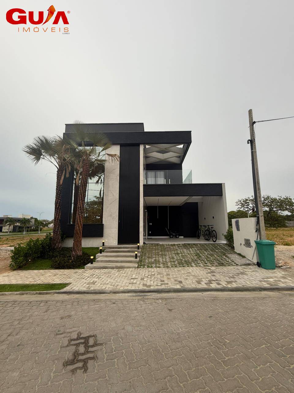 Casa à venda com 3 quartos, 223m² - Foto 1