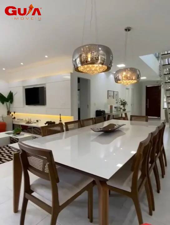 Casa à venda com 3 quartos, 232m² - Foto 1