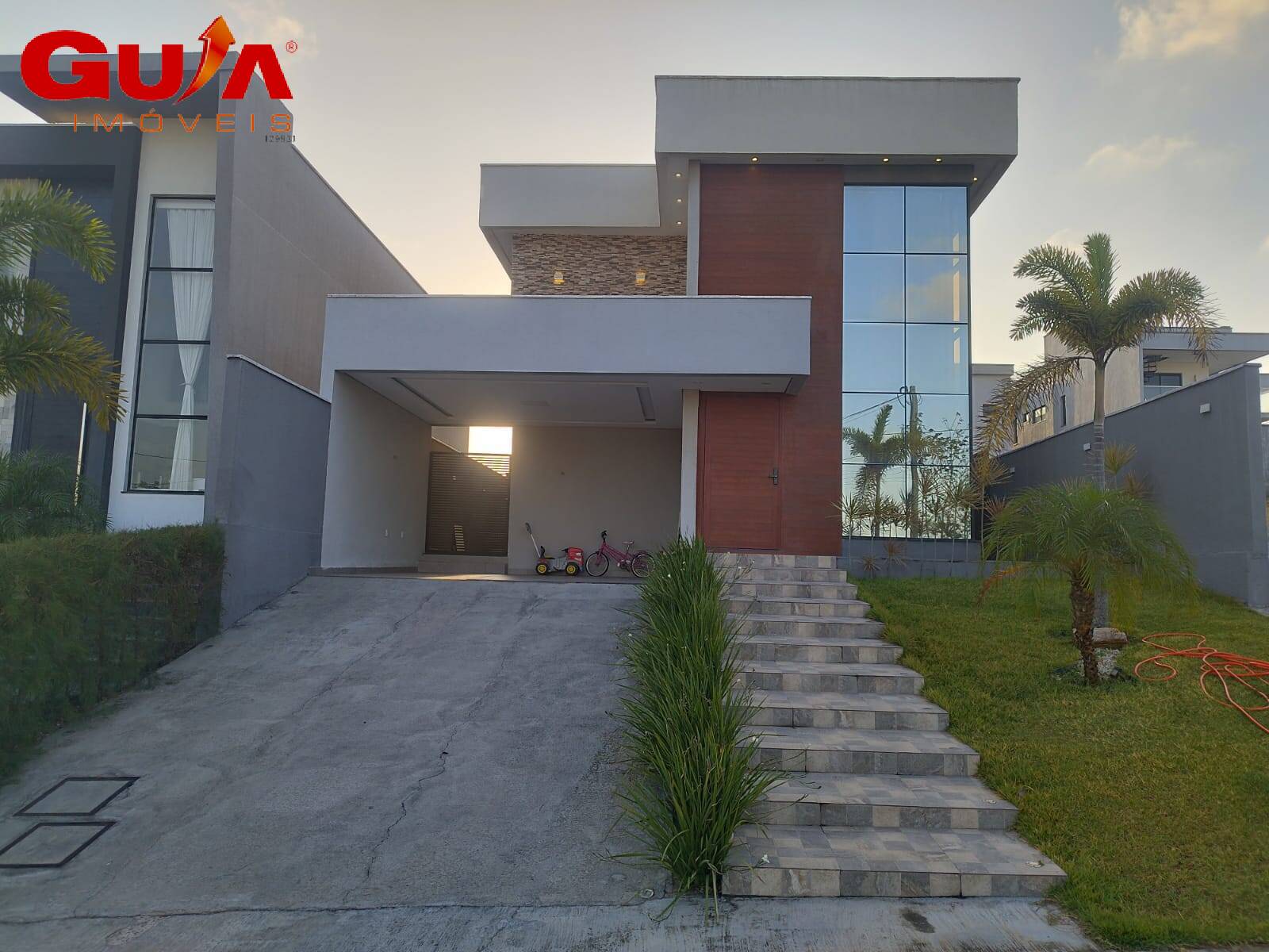 Casa de Condomínio para alugar com 5 quartos, 247m² - Foto 1